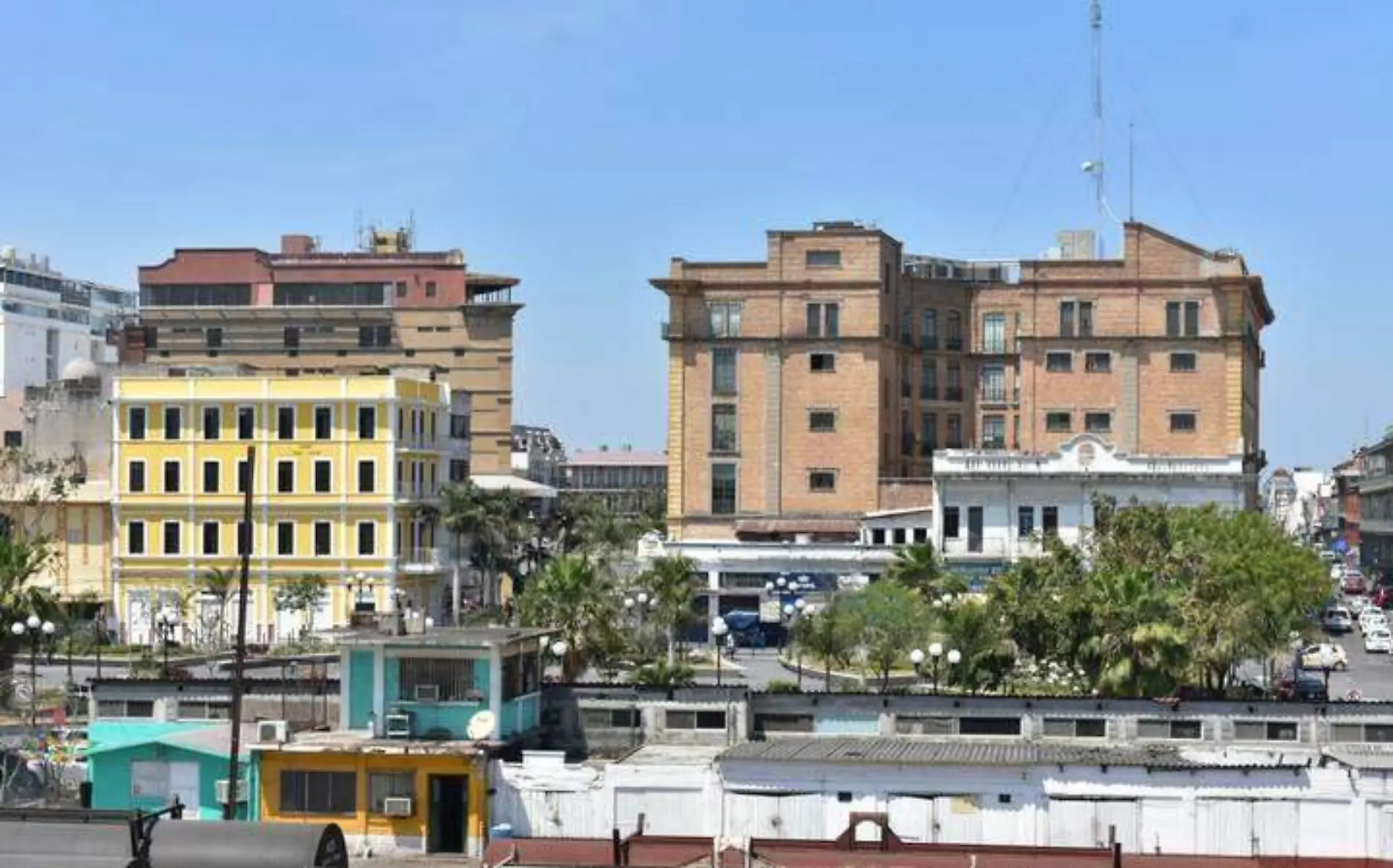 Negocios sobre la avenida Hidalgo y del centro de Tampico han comenzado a remodelarse previo a las vacaciones de verano Alejandro del Ángel